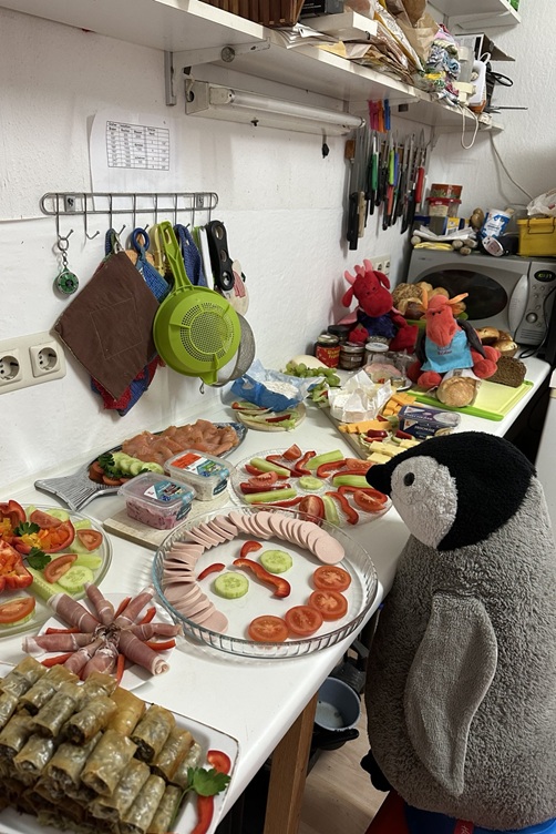 Eldur, Rosa und Lumi mit dem Brunch-Buffet