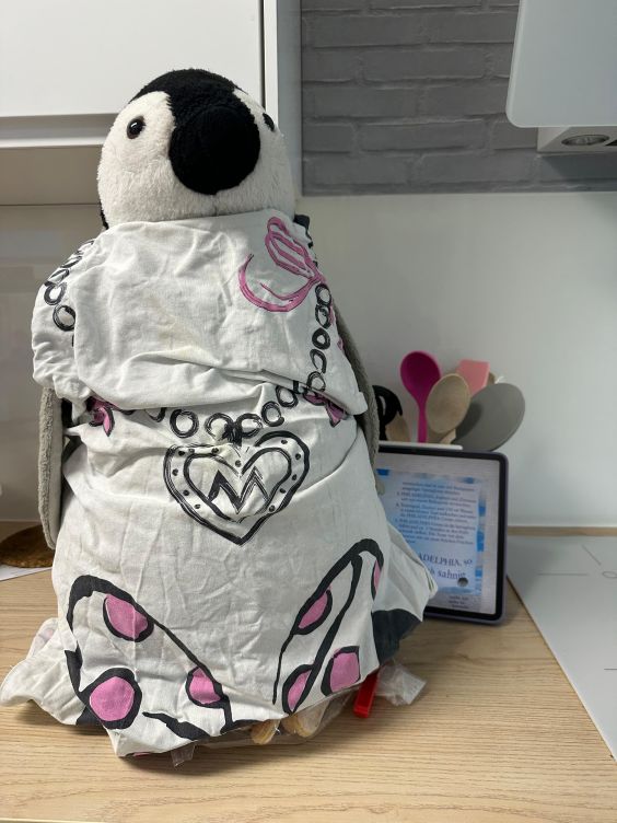 Lumi springt auf Löffelbiskuit rum