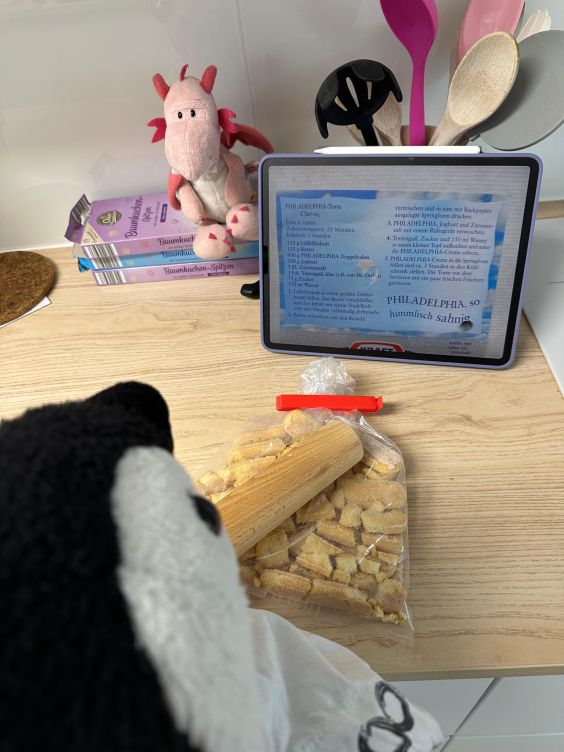 Lumi zertrümmert Löffelbiskuit mit dem Nudelholz