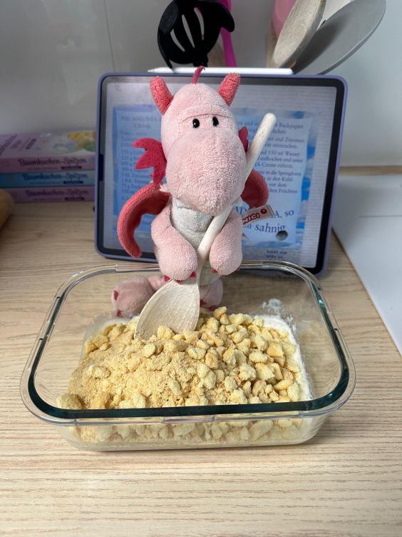 Bella verrührt Butter mt Löffelbiskuit