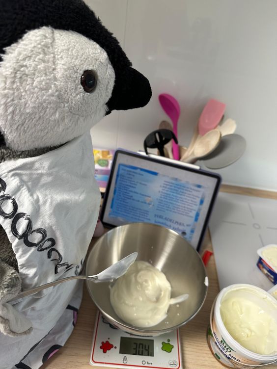 Lumi löffelt Joghurt in eine Schüssel