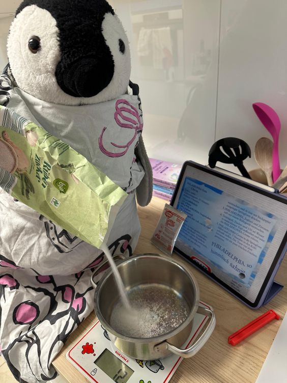 Lumi wiegt Zucker ab