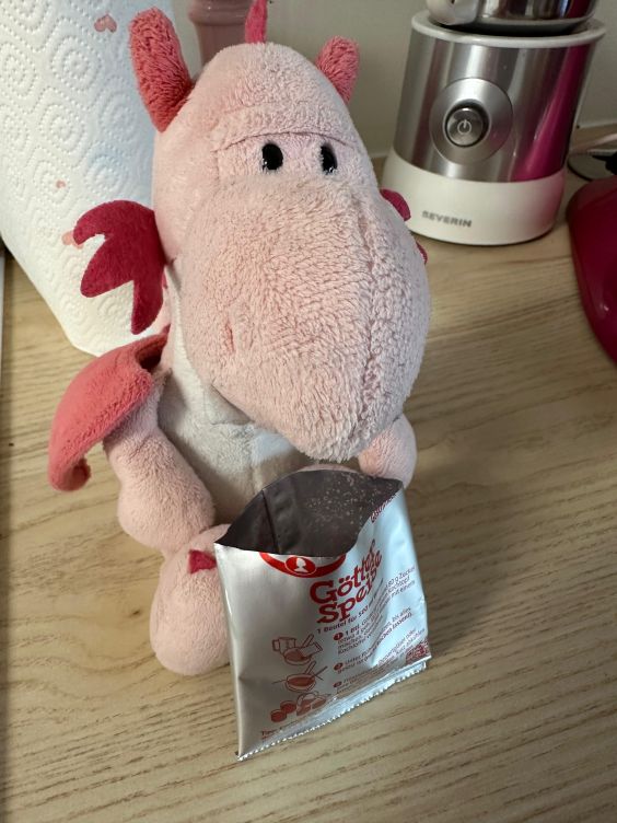 Bella öffnet das Götterspeise-Pulver