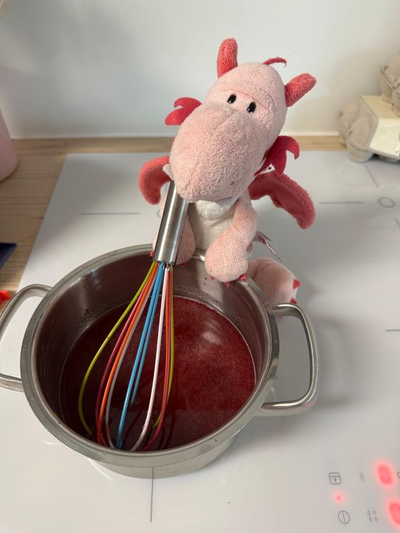 Bella rührt die Götterspeise