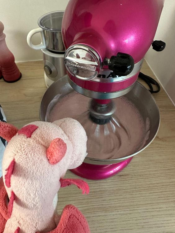 Die Küchenmaschine rührt