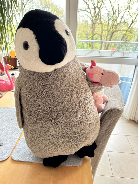 Lumi mit Bella unter dem Flügel