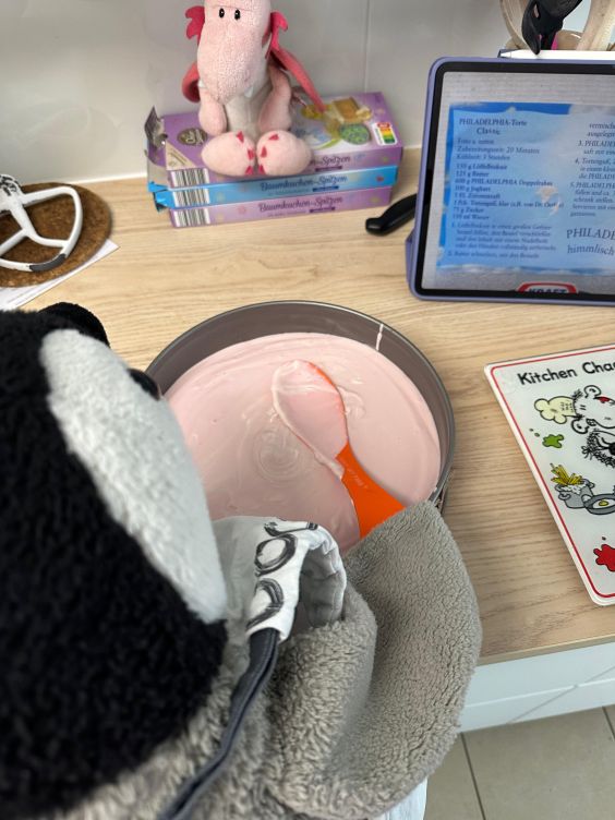 Lumi streicht Creme glatt