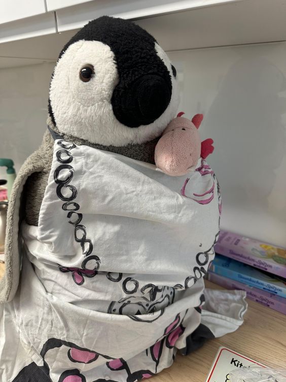 Bella und Lumi mit Schürze