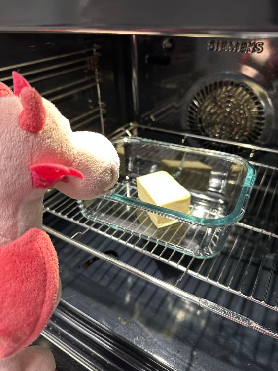 Bella beobachtet die Butterschmelze