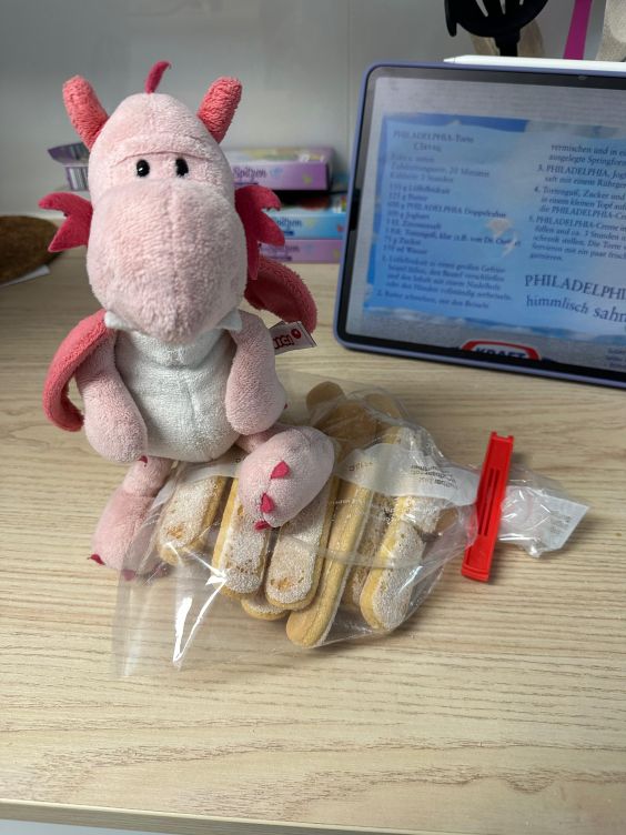 Bella versucht Löffelbiskuit zu zertrampeln