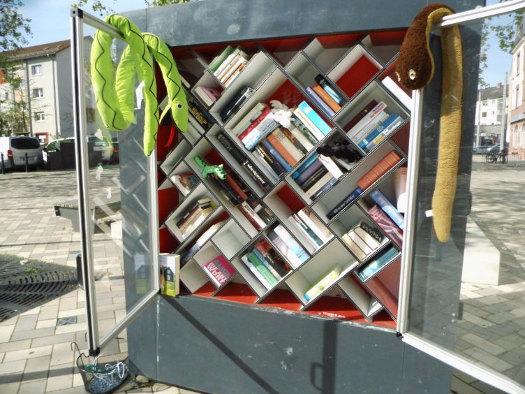 Bookaholics im offenen Bücherregal