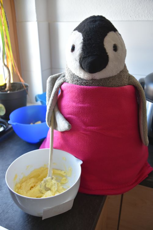Lumi verrührt Butter und Zucker