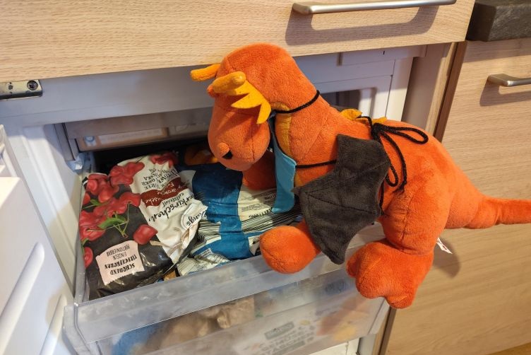 Eldur durchsucht den Gefrierschrank