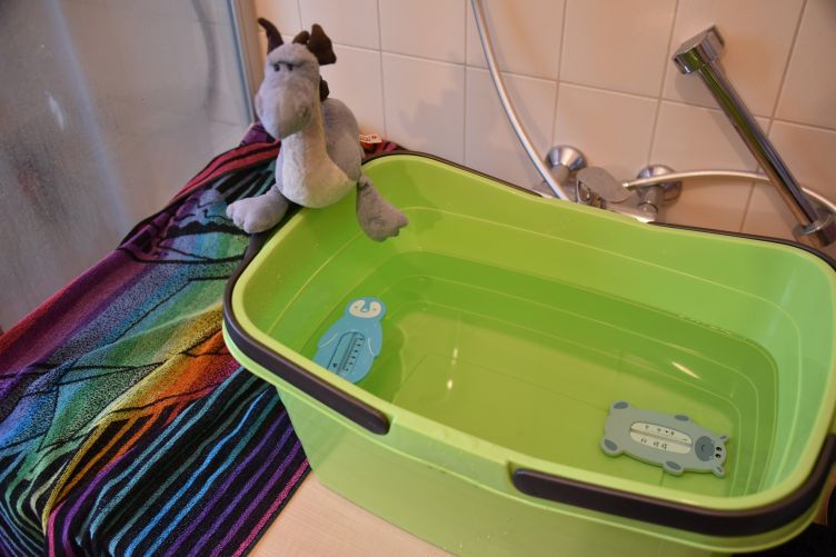 Saphira überwacht Isabellas Bad