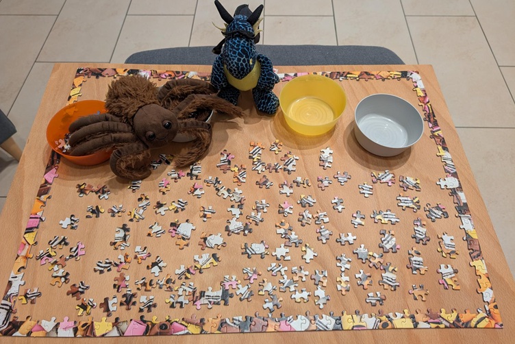 Minnie puzzelt mit Skadi