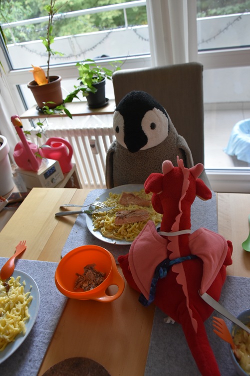 Rosa serviert Lachs-Sahne-Gratin