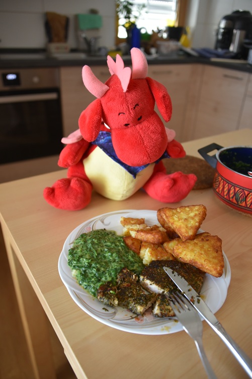 Rosa serviert Mittagessen