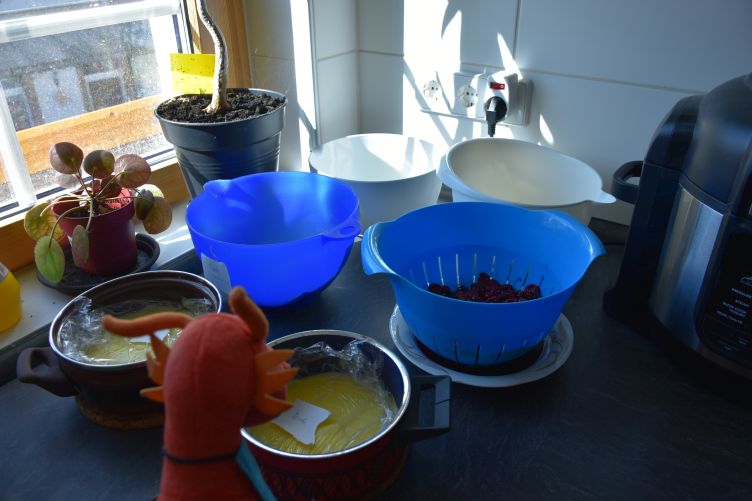 Eldur bereitet Kuchen vor