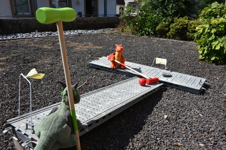 Paffina und Grünling spielen Krocket