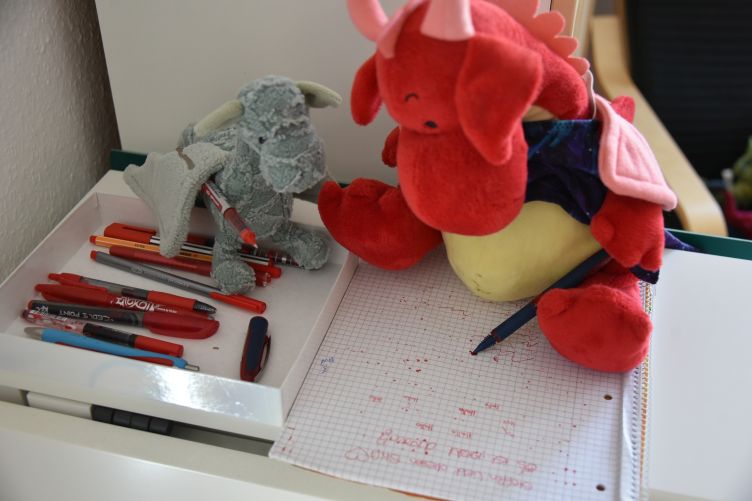 Ivy und Rosa testen Rotstifte