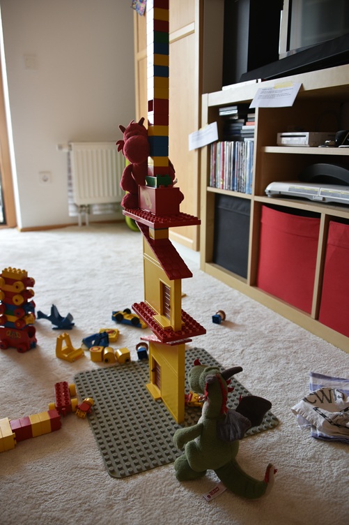 Flora und Flämmchen bauen einen Duplo-Turm