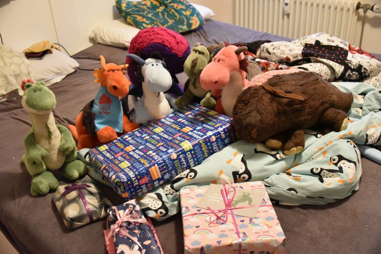 Geburtstagsgeschenke im Bett