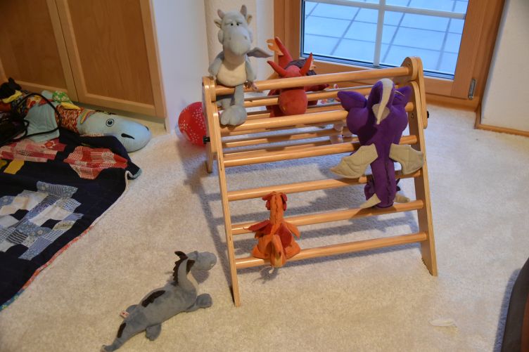 Drachen haben Spaß auf dem Kletterdreieck