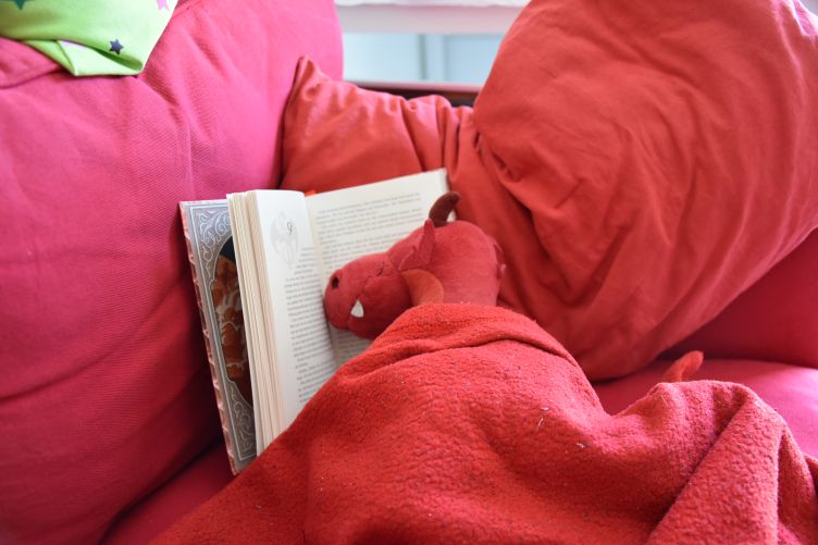 Ruby liest ein Buch