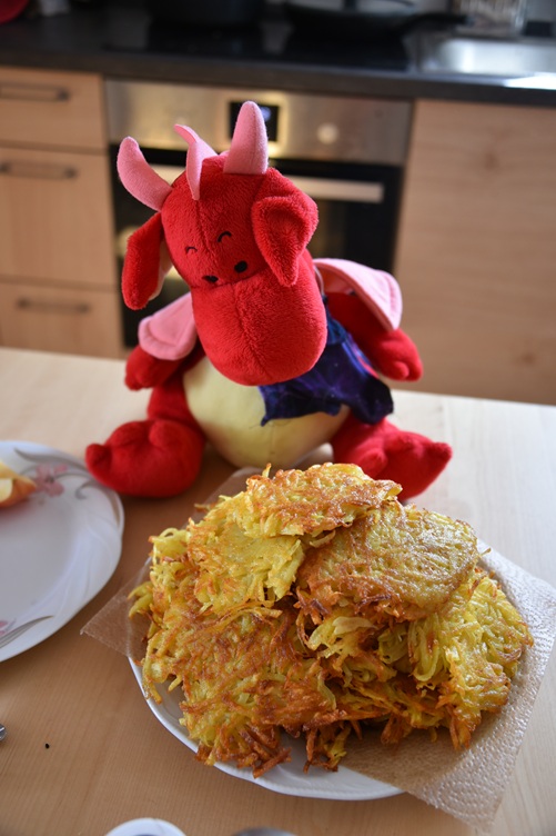Rosa serviert Kartoffelpuffer